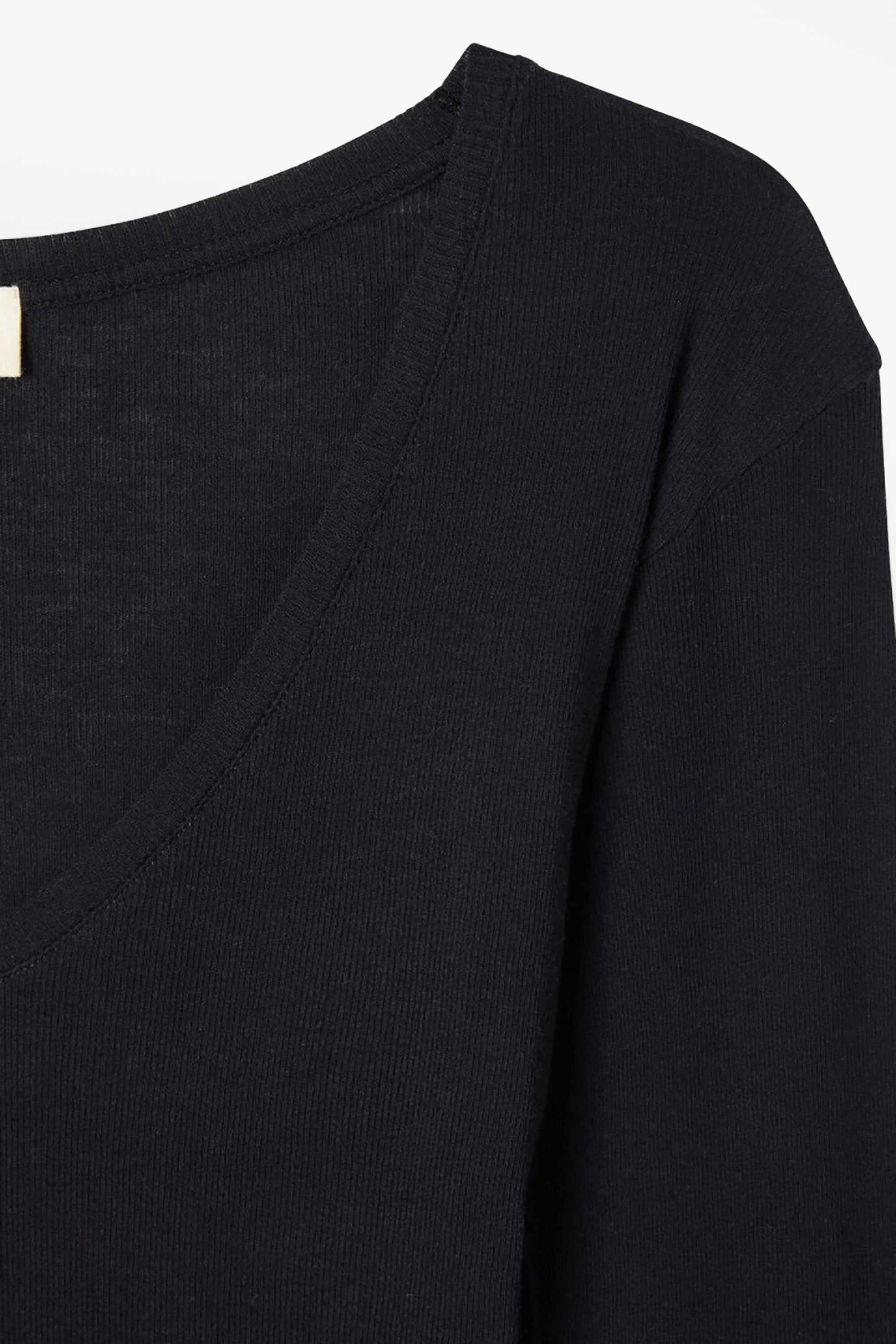 Massachusetts V-Neck T-Shirt LS - Black