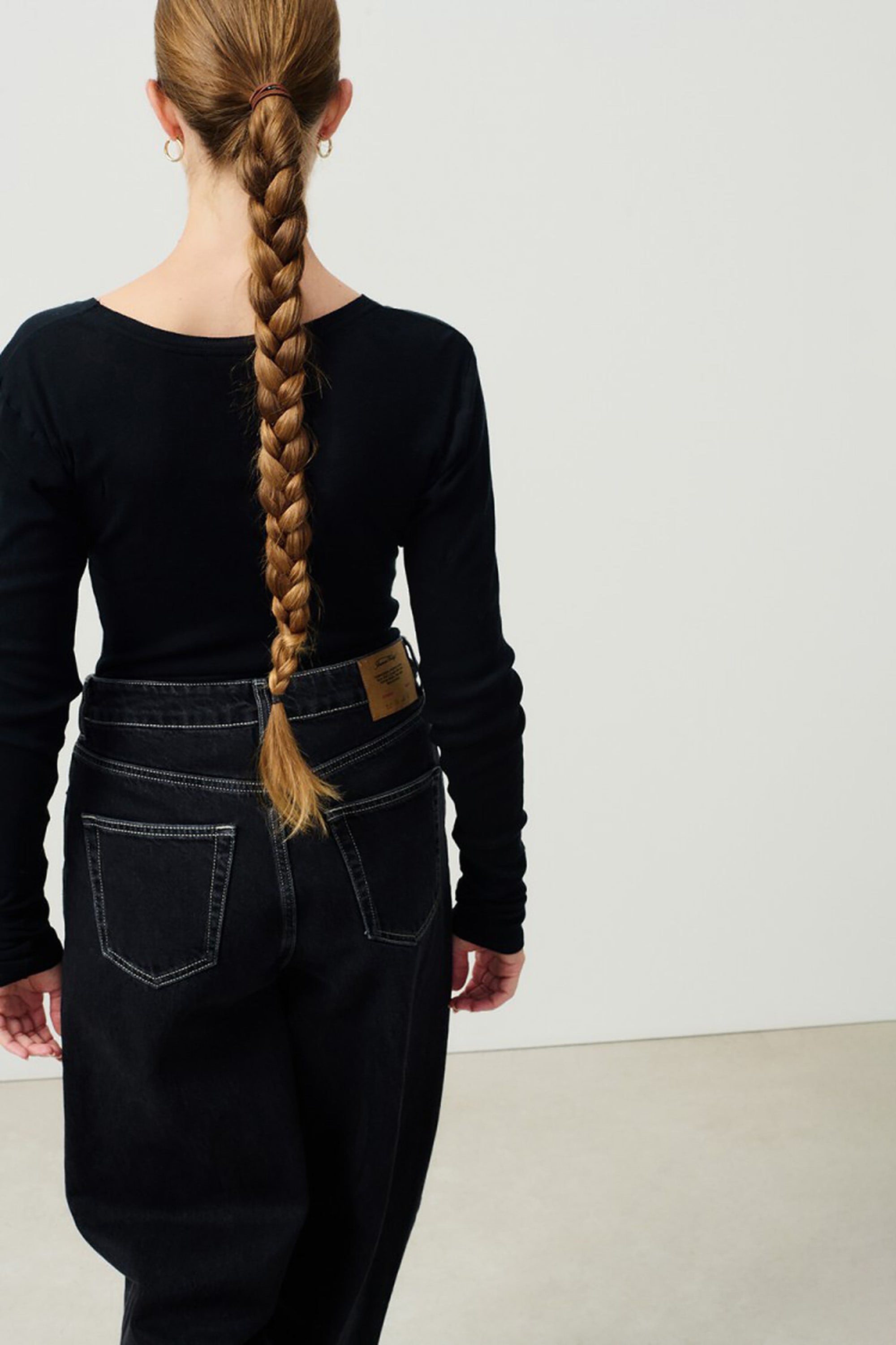 Massachusetts V-Neck T-Shirt LS - Black