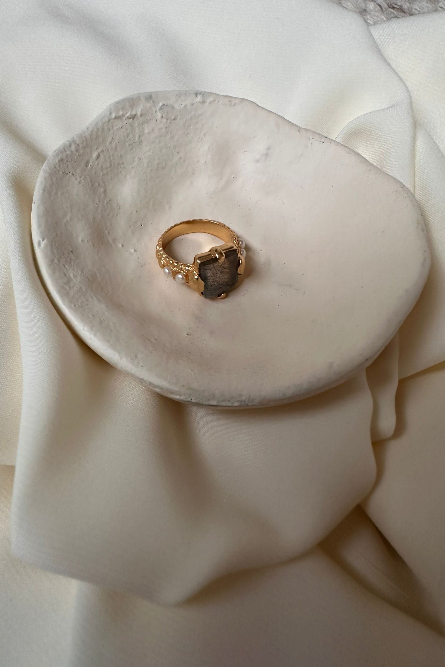 Abby Ring - Gold with Labradorite - RUM Amsterdam