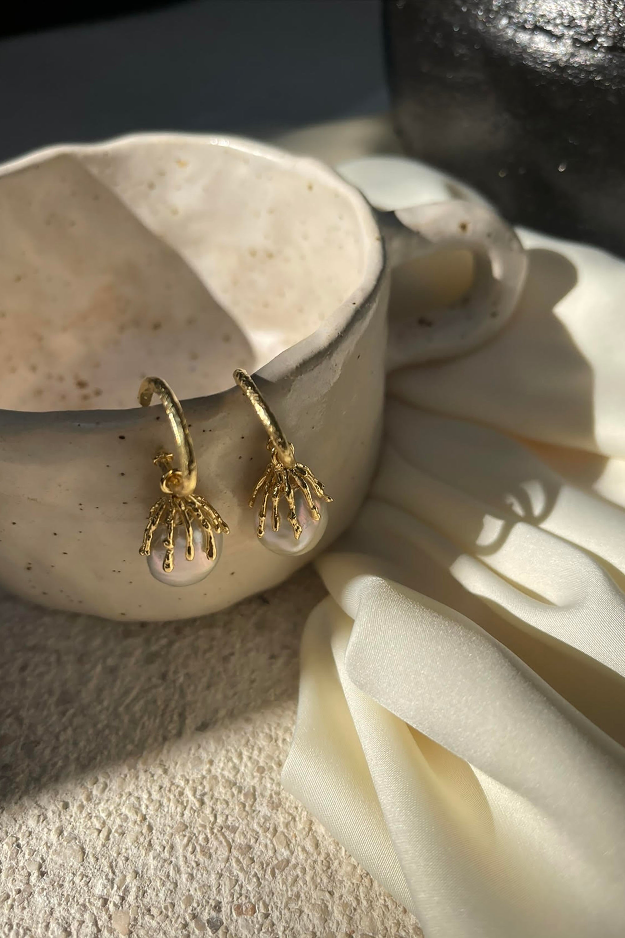 Dormir Earrings - Gold w/ Pearl