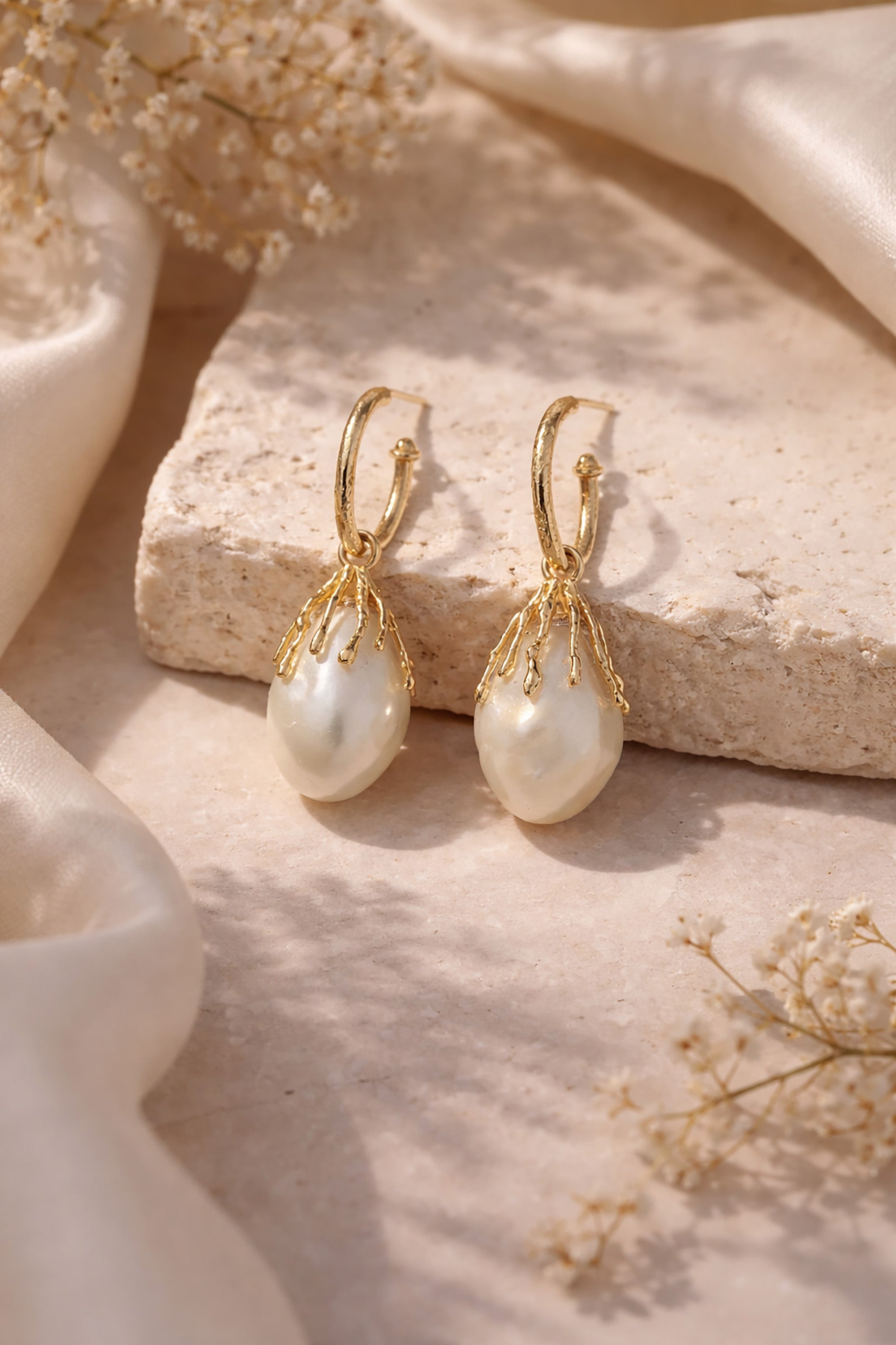 Dormir Earrings - Gold w/ Pearl