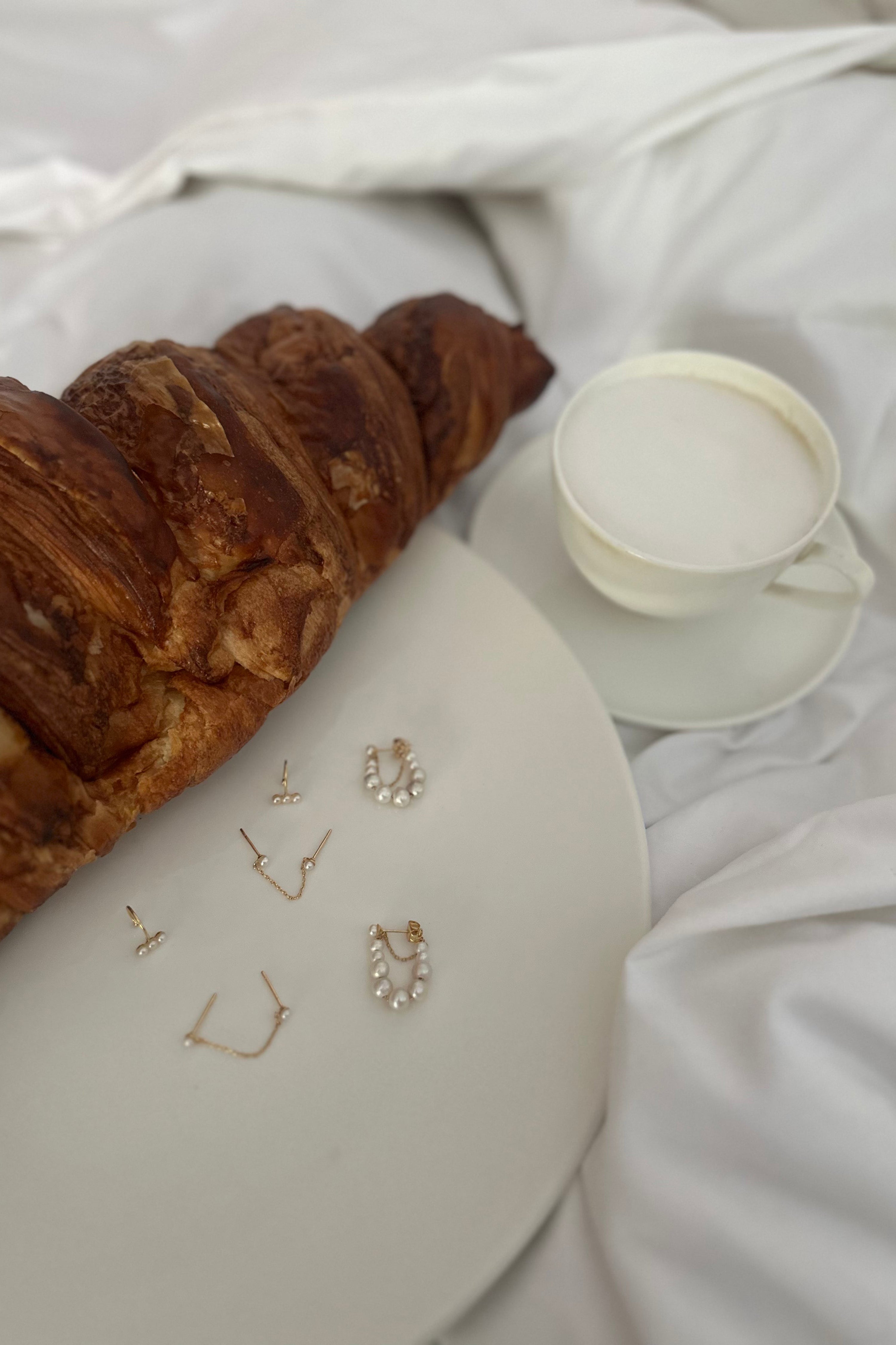 Meris Earrings - Gold with Pearls - RUM Amsterdam