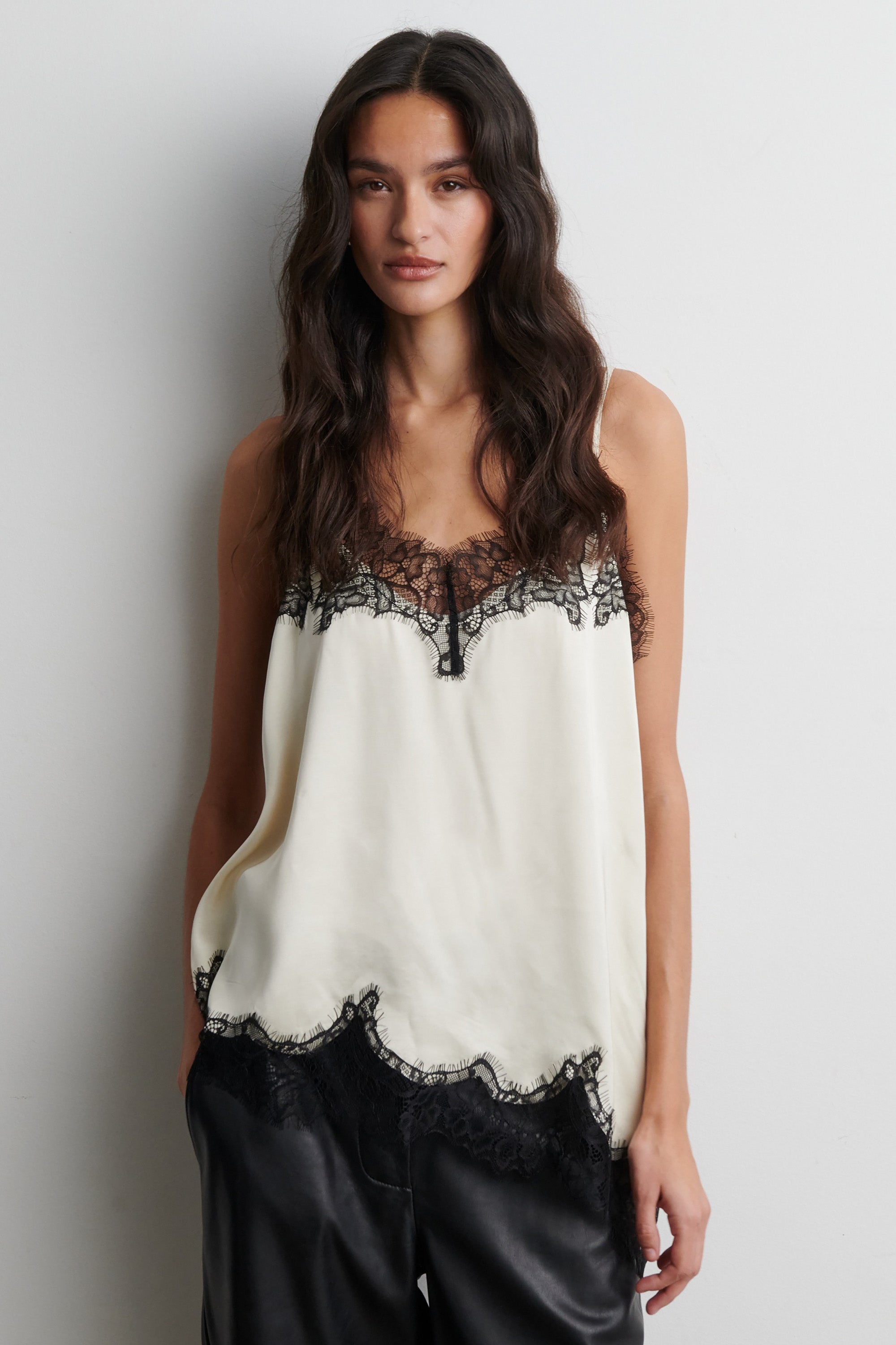 Lacia Contrast Strap Top - Cream Black - RUM Amsterdam