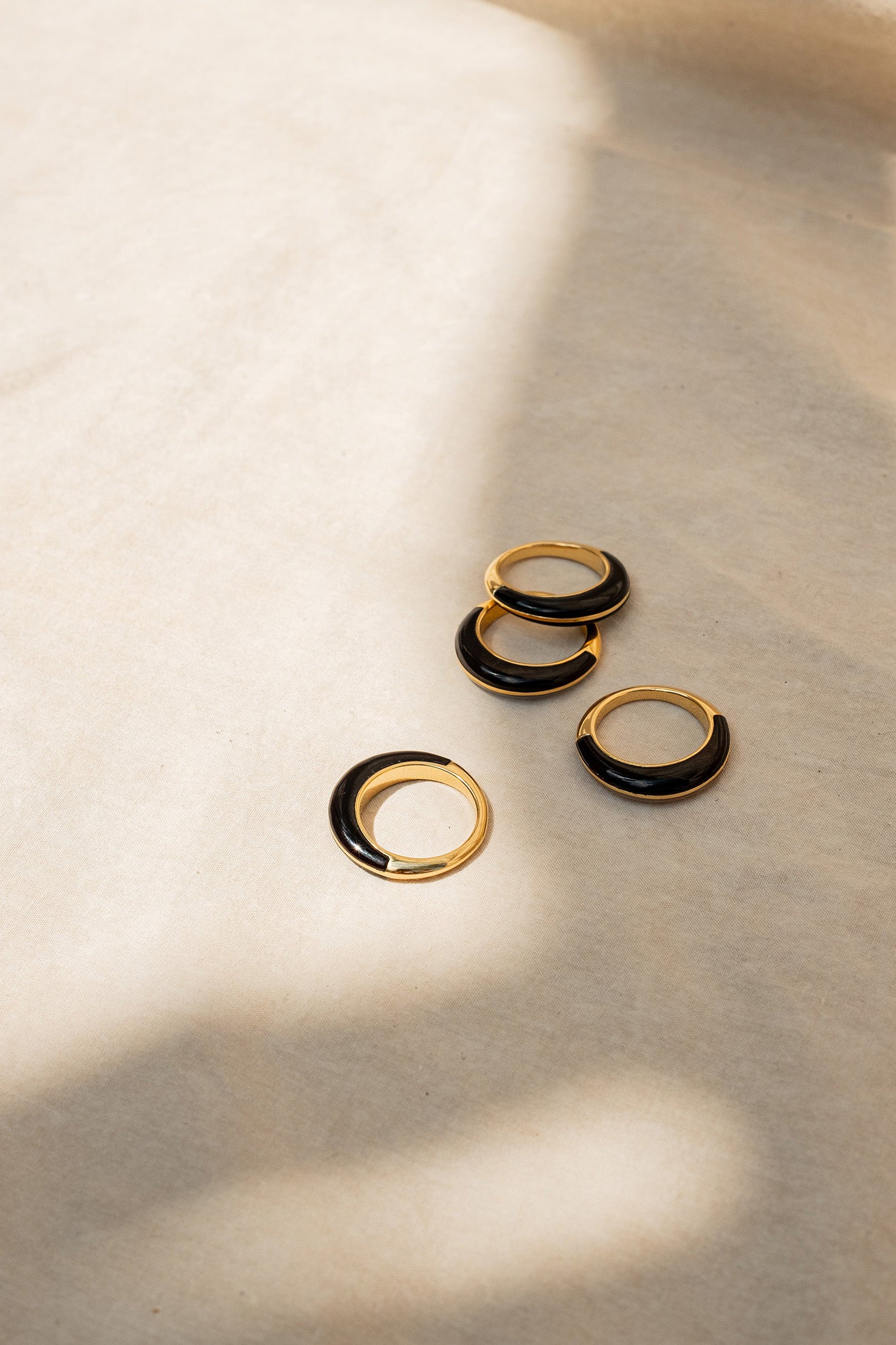 Adorn Disc Ring - Gold w/ Black Horn - RUM Amsterdam