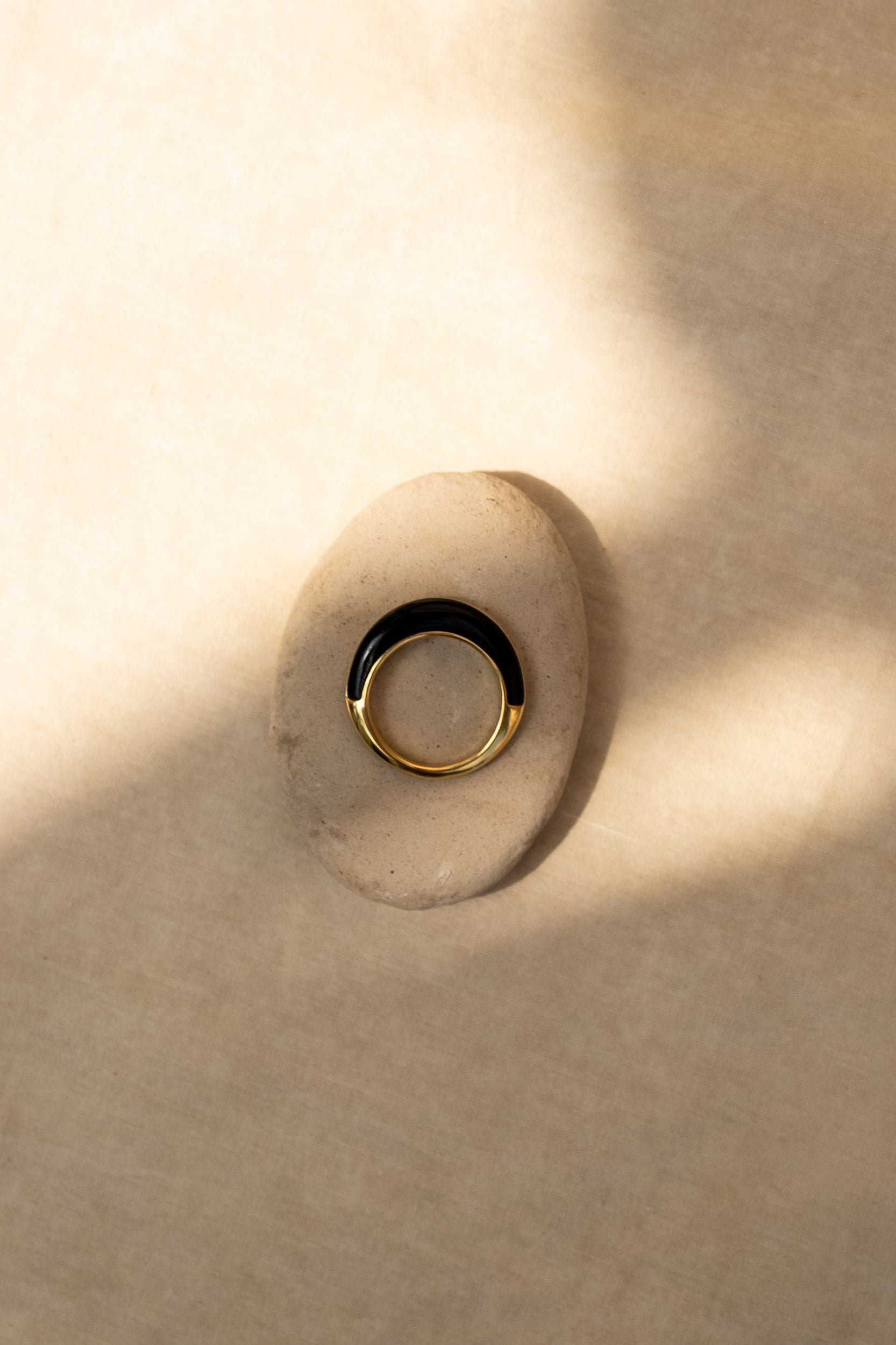 Adorn Disc Ring - Gold w/ Black Horn - RUM Amsterdam