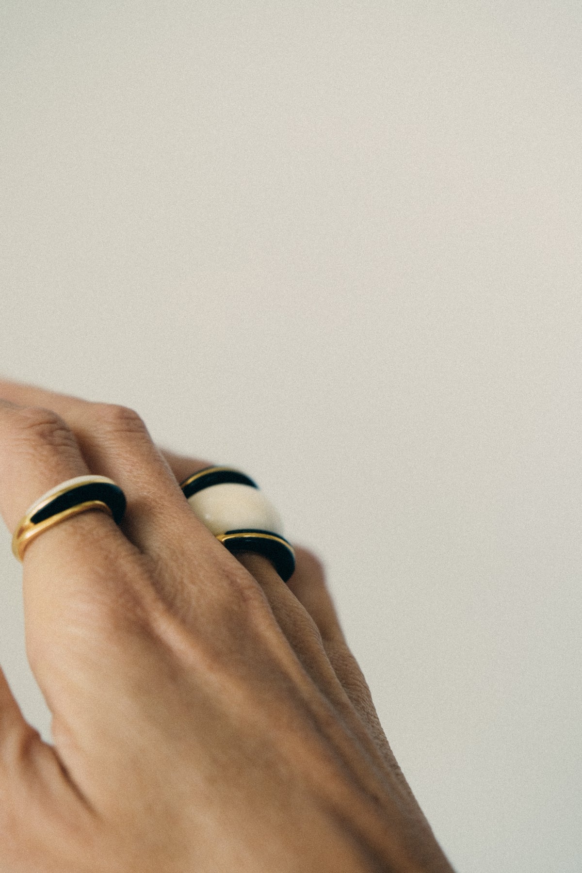 Adorn Disc Ring - Gold w/ Black Horn - RUM Amsterdam