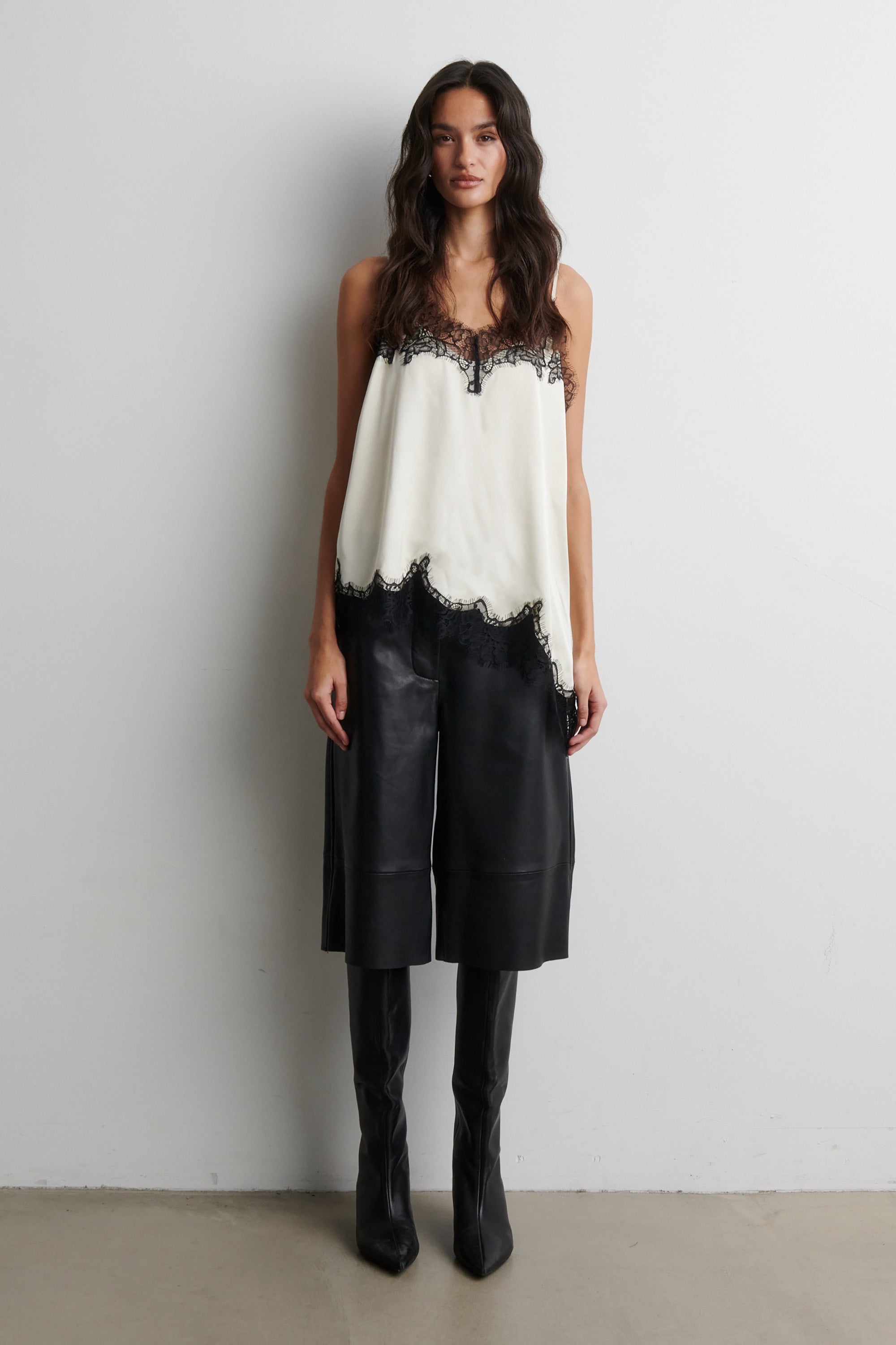  Lacia Contrast Strap Top - Cream Black - RUM Amsterdam