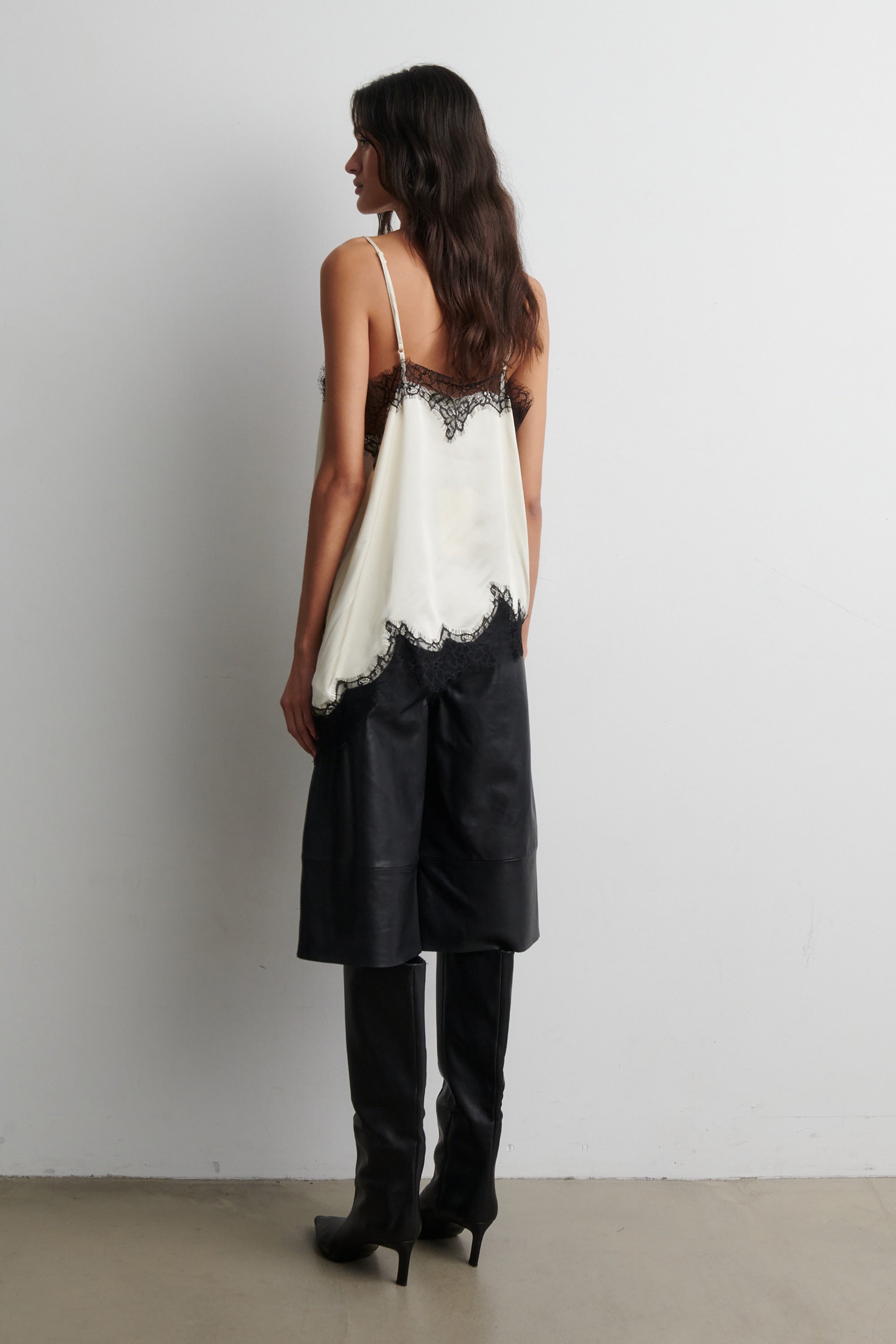  Lacia Contrast Strap Top - Cream Black - RUM Amsterdam