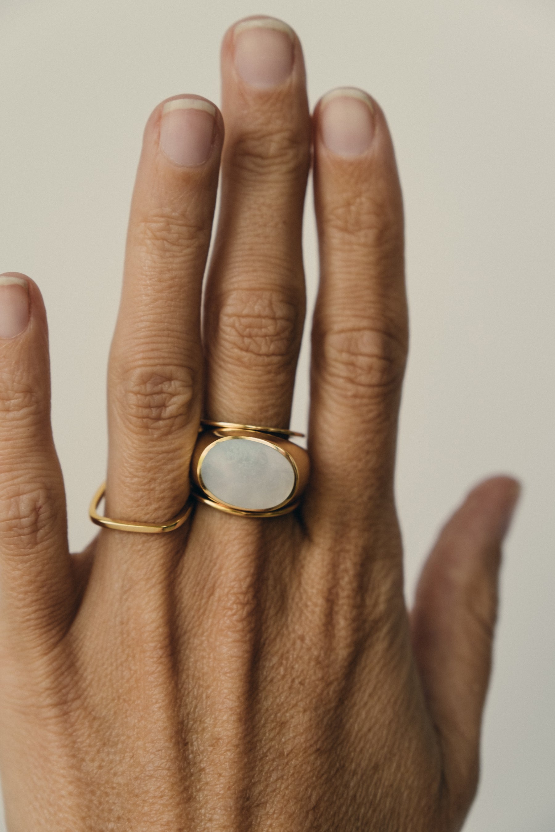 Adorn Signet Ring - Gold w/ Mother of Pearl - RUM Amsterdam